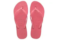 Sandalias de goma Havaianas modelo Slim, color gris oscuro, con tiras finas metálicas y diseño clásico de dedo.