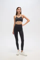 Top deportivo gris con breteles finos, corte al cuerpo y cuello en V.