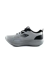 Championes deportivos Umbro modelo Belmo, color negro con suela blanca gruesa y amortiguación texturizada, diseño de malla transpirable y logo de la marca en el lateral.