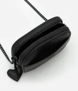 Cartera bandolera negra de poliuretano con tres compartimentos con cierre de cremallera y asa de cadena.