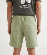 Bermuda masculina color gris claro, de sarga con efecto jaspeado, cintura elástica ajustable con cordón, bolsillos laterales y traseros, y etiqueta en la barra.