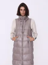 Campera larga sin mangas color visón, con cuello alto y cierre frontal.