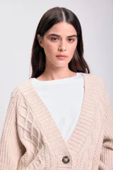 Saco de punto abierto con botones frontales, cuello en V y diseño de trenzas en relieve. Presenta puños y ruedo acanalados.