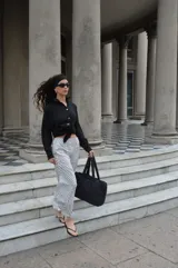 Pollera larga de viscosa, color azul marino con estampado de lunares blancos. Diseño de tiro alto y corte amplio.