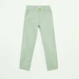Pantalón chino slim color verde menta, con cierre de botón y cremallera, bolsillos laterales y traseros.