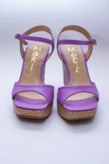 Sandalias negras de cuero con plataforma y tacón corrido cubierto en rafia.