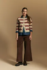 Cardigan de punto con diseño de rayas horizontales en tonos marrón, rosa y beige. Presenta cuello redondo, cierre frontal con botones y mangas largas con puños acanalados.