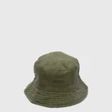Gorro tipo bucket reversible de algodón, color verde oliva con efecto desgastado y logo bordado en el frente.
