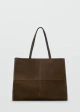 Bolso tipo shopper de piel de serraje, color marrón oscuro, con dos asas de hombro y cierre de botón magnético.
