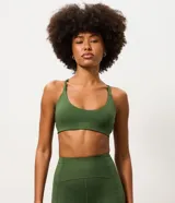 Top deportivo de microfibra color verde militar, con escote redondo, espalda nadadora, tirantes medianos y copas incorporadas.
