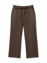 Pantalon de jogging de corte recto y holgado, color marrón con efecto lavado. Cuenta con cintura elástica con cordón ajustable, bolsillos laterales y detalle de logo bordado en la pierna izquierda.