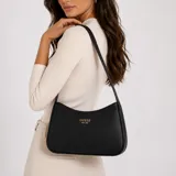 Cartera tipo bandolera Guess modelo Cerelia, color negro, de diseño estructurado y minimalista. Confeccionada en material sintético con textura sutil, presenta cierre superior y una cómoda asa larga para el hombro. Cuenta con el logotipo de la marca y herrajes metálicos en tono dorado en la parte frontal.