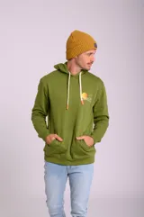 Gorro tejido de lana color mostaza, con diseño acanalado y etiqueta pequeña en el borde doblado.