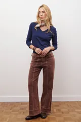 Remera de manga larga con escote en V, confeccionada en algodón de doble capa con textura suave y ajuste al cuerpo.