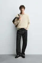 Polo de punto de corte regular fit, confeccionado en una mezcla de algodón. Presenta cuello solapa con abertura frontal, manga larga y acabados en rib en puños y bajo.