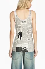 Musculosa de algodón con estampado gráfico tipo periódico y labios negros. Presenta un corte ajustado y escote redondo.