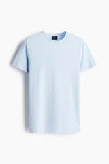 Remera de algodón liviano color celeste, con cuello redondo y mangas cortas, de corte entallado.