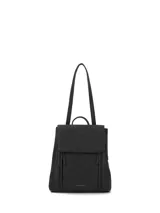 Mochila urbana Hush Puppies de diseño minimalista, confeccionada en material sintético con acabado mate. Presenta una solapa frontal con cierre magnético, dos bolsillos verticales con tiradores y el logo de la marca grabado en la parte inferior.