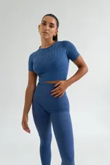 Remera azul con estampado de líneas onduladas, de corte cropped y mangas cortas.