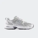 Championes New Balance 530 de estilo retro, color blanco y plateado con detalles en gris. Cuenta con capellada de malla transpirable, detalles sintéticos metalizados, entresuela ABZORB acolchada para mayor absorción de impactos y suela de goma.