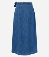 Pollera midi de jeans con diseño de traslape frontal, confeccionada en algodón. Presenta un corte tipo lápiz con cintura elástica y lazo ajustable del mismo tejido.