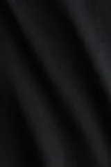 Pantalón en denim suave con cintura elástica, bolsillos laterales discretos y corte holgado con piernas globo y cordón ajustable en los bajos.