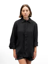 Camisa de manga larga confeccionada en 100% lino natural, con cuello clásico y cierre frontal de botones. Presenta un calce relajado y una textura ligera, ideal para climas cálidos.