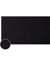 Pantalón chino negro de corte slim con pierna recta, confeccionado en algodón pima elástico. Presenta cierre de cremallera con botón, dos bolsillos ribeteados en la cintura y dos bolsillos traseros de ojal con botón.