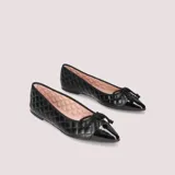 Chatitas de cuero negro con punta charol y moño de cordón.