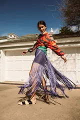 Pollera tejida a mano en crochet con hilado de seda color lila. Diseño con doble capa de flecos largos y elástico en la cintura.