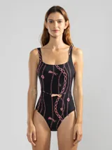 Malla entera negra con estampado de cadenas y flores rosadas. Incluye cinturón fino con hebilla dorada.