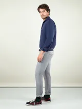 Pantalón chino de hombre color azul marino, de corte slim fit, confeccionado en gabardina de algodón, con bolsillos laterales y traseros, y cierre frontal de cremallera y botón.