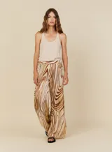 Pantalón palazzo de seda estampada con diseño abstracto en tonos beige y marrón. Tiene pretina elastizada y bolsillos delanteros.