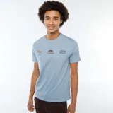 Camiseta de manga corta color azul claro, con cuello redondo y estampados de logos en el pecho.