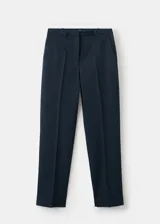 Pantalón de vestir azul marino, de tiro medio y corte recto con trabillas en la cintura. Cuenta con bolsillos laterales y dos bolsillos de ribete en la parte posterior.
