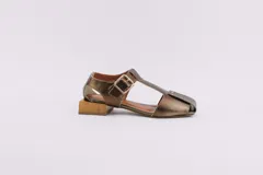 Sandalias de cuero color bronce, con diseño de punta cuadrada, taco cuadrado símil madera y tira ajustable con hebilla en el tobillo.