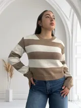 Sweater de punto a rayas horizontales anchas color blanco y camel, de corte recto y cuello redondo.