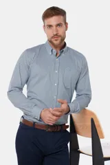 Camisa sport de manga larga con estampado de cuadros pequeños en tonos azules y verdes, cuello abotonado y cierre frontal con botones.
