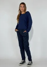 Pantalón de vestir negro con estampado animal print en tonos grises.