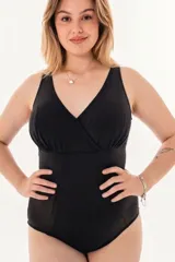 Malla enteriza reductora de abdomen, color negro, con escote en V cruzado y diseño reforzado en el interior delantero. Cuenta con bolsillos internos en el busto para copas removibles.