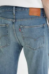 Jean Levi's 501 Original Button Fly Misty Lake, color azul claro con efecto degradado. Presenta cierre de botones, cinco bolsillos y corte recto.