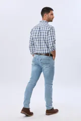 Pantalón de jean corte skinny con spandex, de tiro medio y color gris lavado.