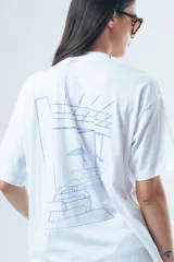 Camiseta de algodón orgánico color blanco, de corte holgado y manga corta, con pequeño logo estampado en el centro del pecho.