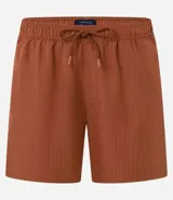 Bermuda de baño color beige, confeccionada en tejido ana ruga texturizado. Tiene lazo en la cintura, bolsillos laterales y un bolsillo trasero.