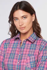 Camisa de manga larga con diseño de cuadros en tonos de rosa, azul y amarillo, con cuello camisero y corte slim fit.