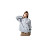 Camisa de manga larga con diseño a rayas celestes y blancas, corte boxy, cuello clásico, cierre frontal con botones y bordados rojos en el pecho y el bolsillo.