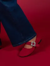 Chatitas rojas de gamuza con hebilla plateada con strass.