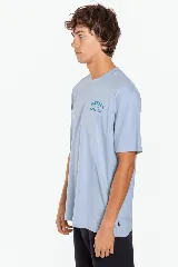 Remera celeste de manga corta y cuello redondo, con pequeño estampado tipográfico de la marca en el pecho.