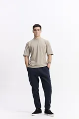 Remera lisa oversize de algodón, color azul claro, con escote redondo y mangas cortas.