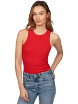Musculosa roja de Tommy Hilfiger, confeccionada en tejido acanalado de viscosa y elastano, con corte slim y cuello redondo.